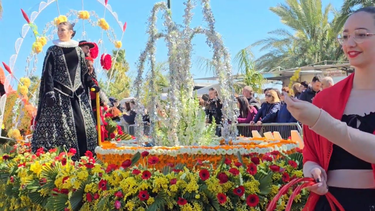 La sfilata dei Carri Fioriti: 