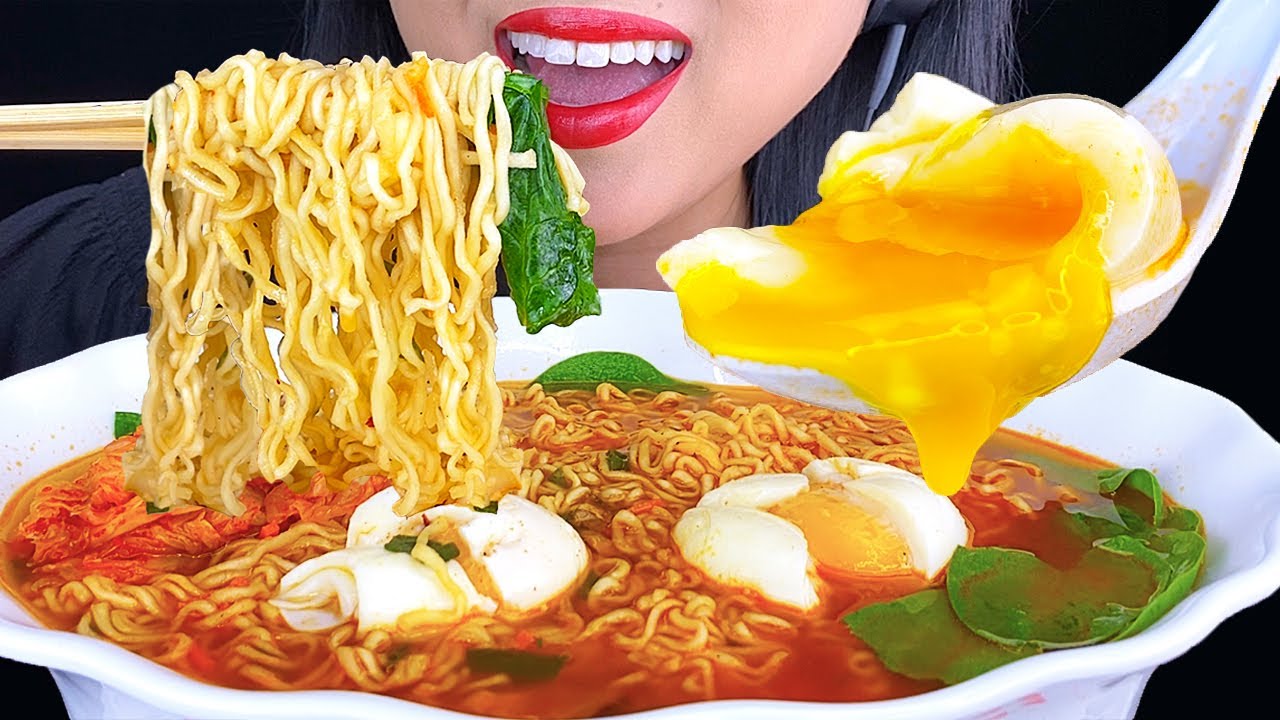 ASMR SPICY RAMEN NOODLES & EGGS 먹방 Eating Sounds (NO TALKING) ASMR Phan