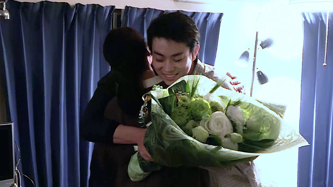 菅田将暉、有村架純に熱いハグ！「はな恋」クランクアップ、サプライズ映像　映画『花束みたいな恋をした』
