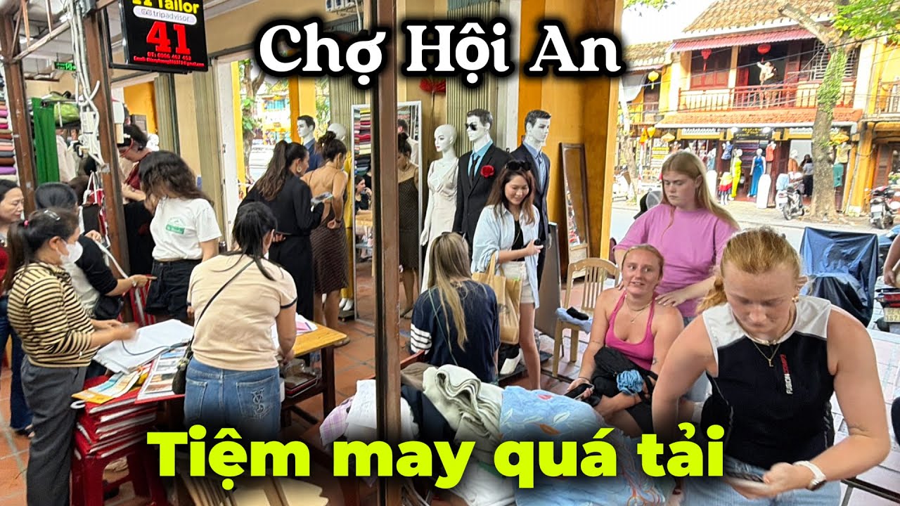 Cận Tết, quầy vải chợ Hội An quá tải vì khách may đồ