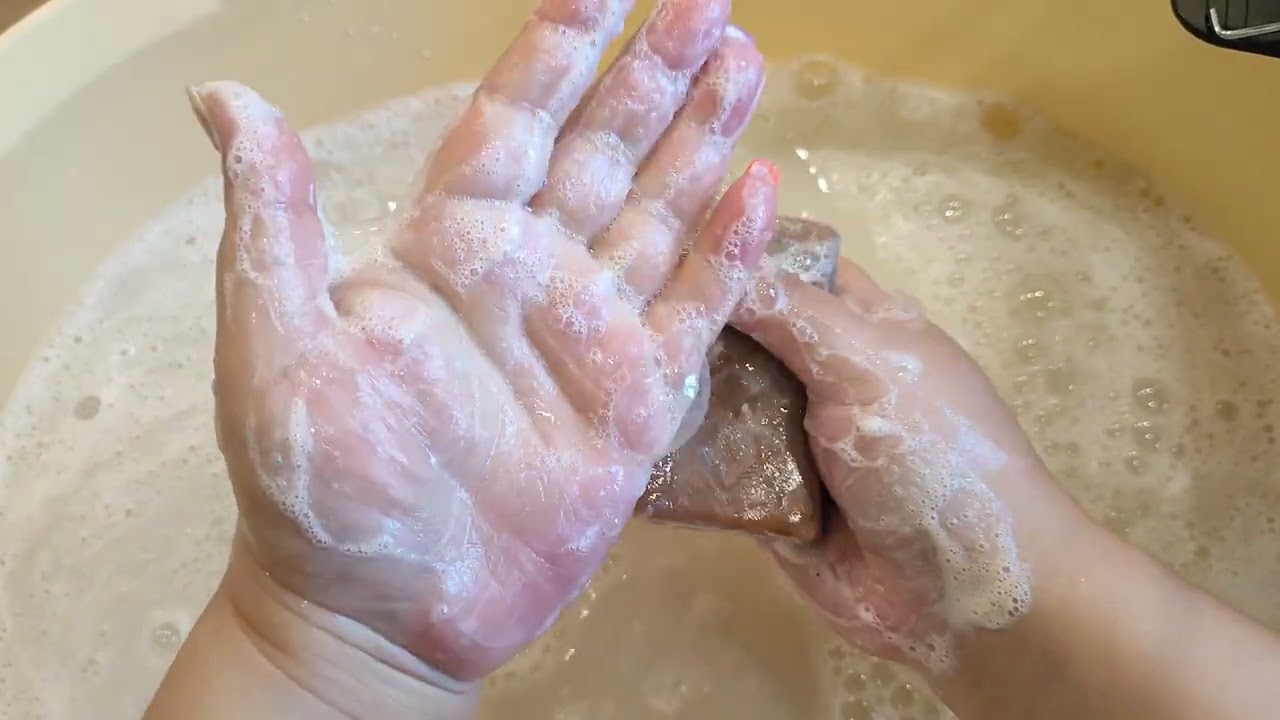 Мылю хозяйственное мыло. Густой гель и много мыла. И не неожиданно 