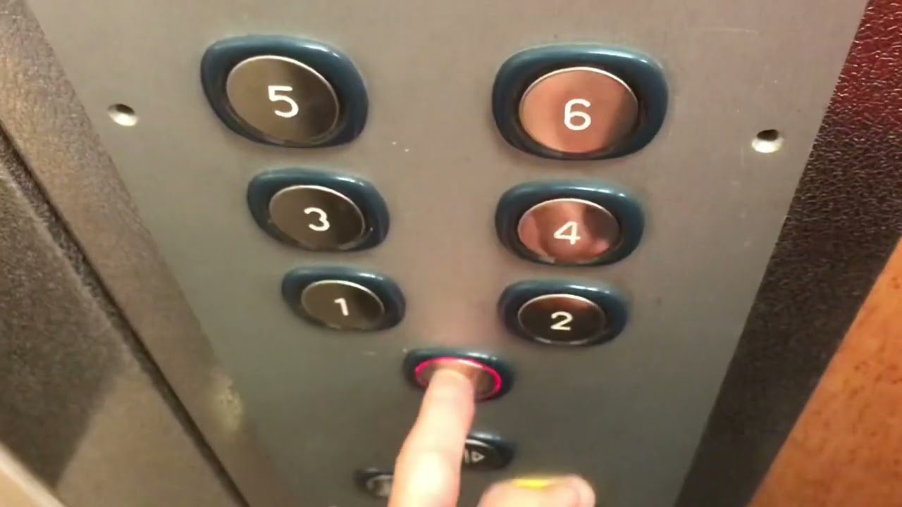 Magnifique ascenseur Schindler mod. par STAP ascenseurs @ Annemasse, France.