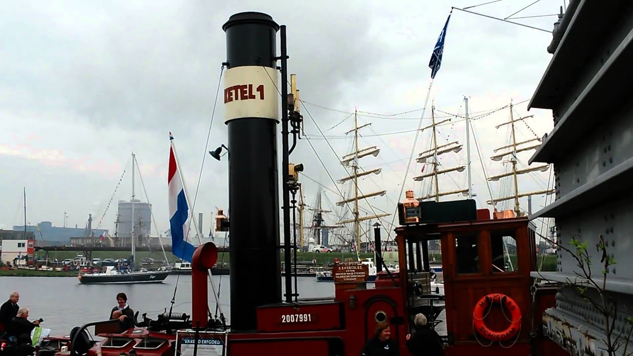 Stoomsleepboten Hercules en Roek groeten elkaar tijdens sail Amsterdam 2015