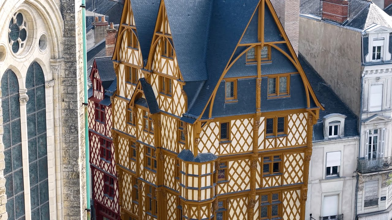 Maison d'Adam - La restauration des couvertures d'une étonnante maison médiévale du XVème siècle.
