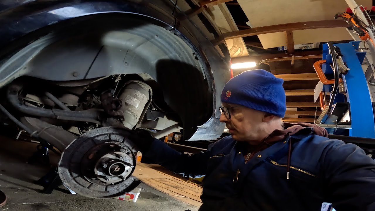 DISCOVERY 3 REAR BRAKES-EPB AND HUBS PART 1