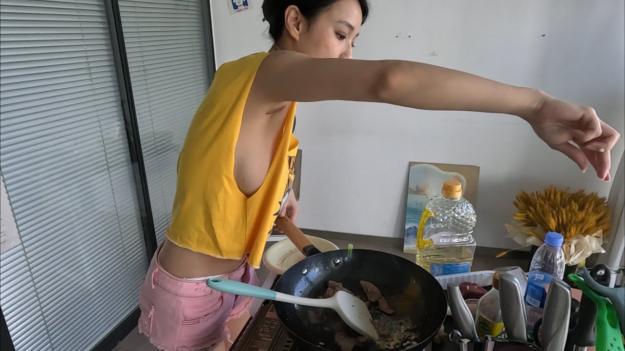 豆豆是真会做饭的，今天带来一道芹菜炒牛肉