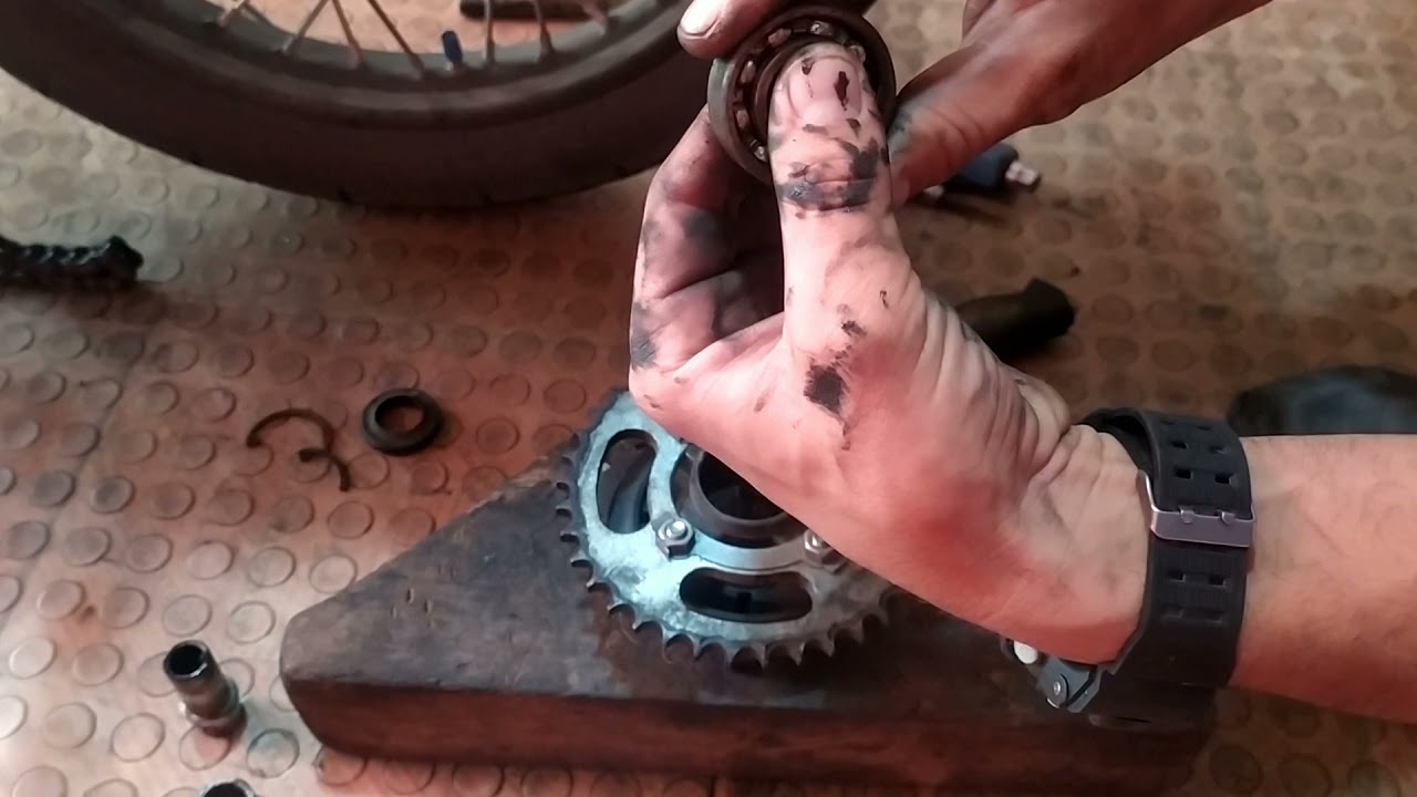 Por qué se mueve o presenta sonido la parte tracera de mi moto NKD 125