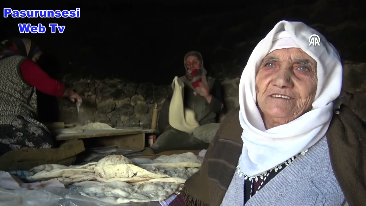 Kars'ta bayram için tandır ekmeği geleneği