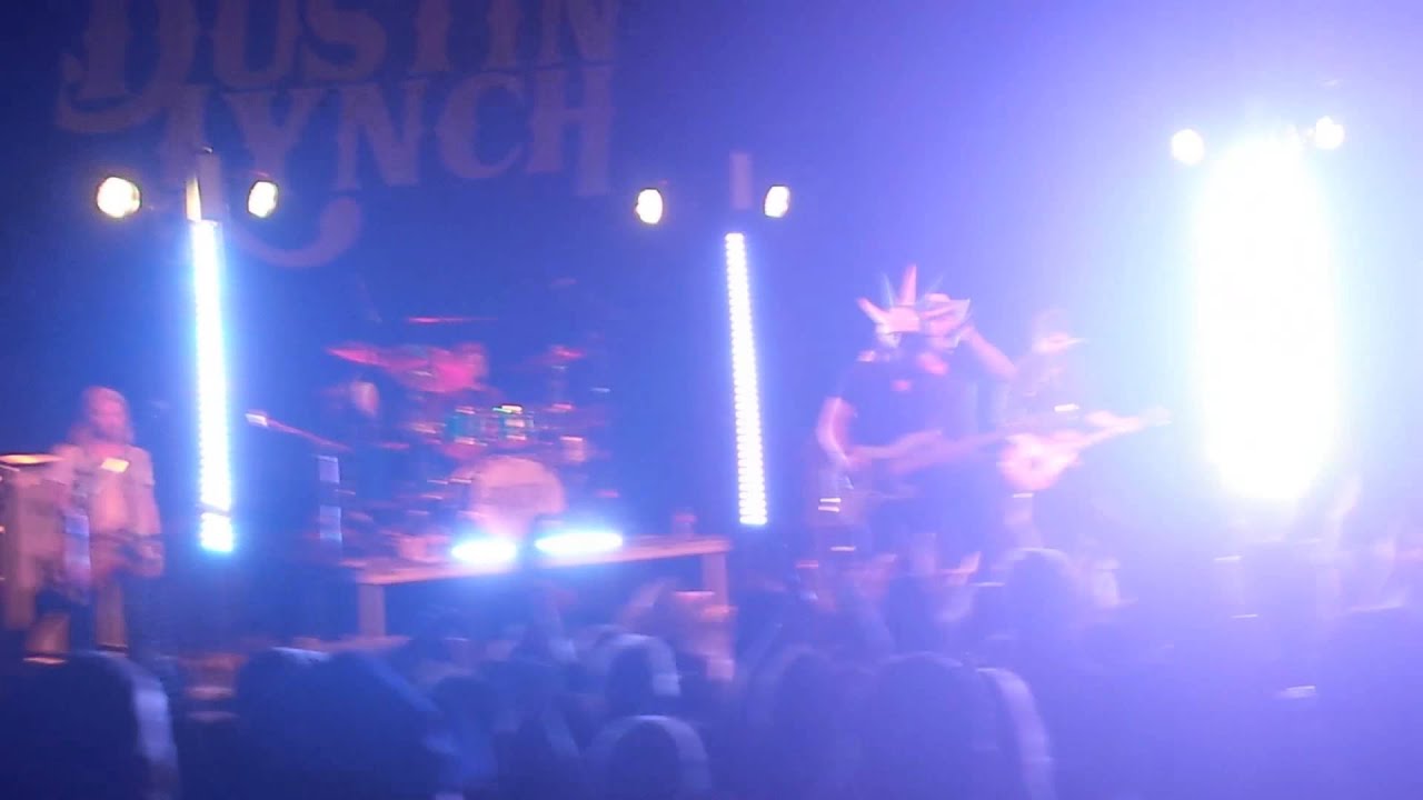 Dustin Lynch Rialto. Pour some sugar on me!