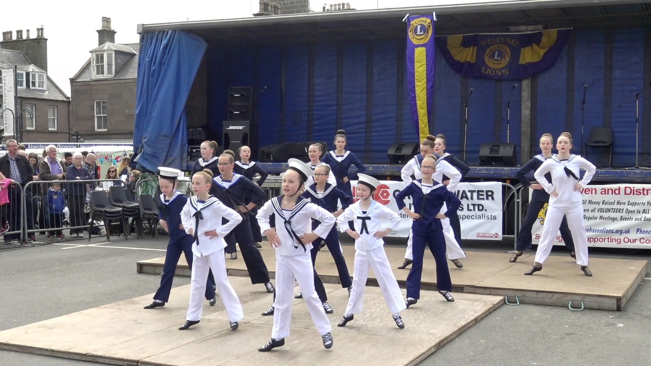 Lively Sailors' Hornpipe display by Lindsay School of dance at Stonehaven 2017 Feein' Market