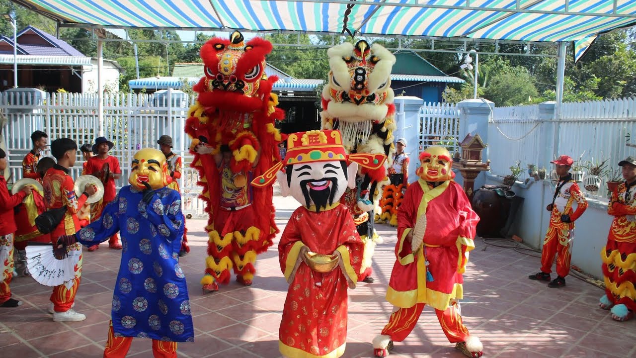 Start jumping and jump on the iron pole🧧🎉💵🇰🇭 #Lionsdance 💪