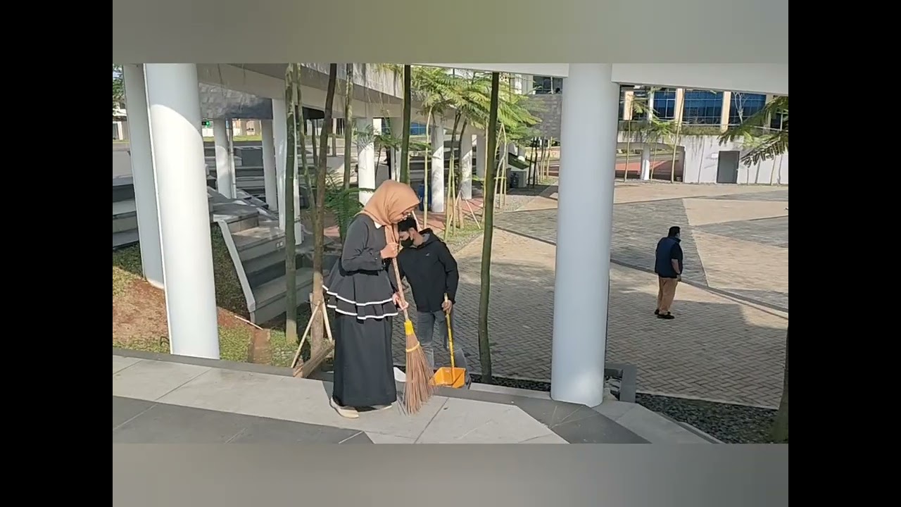 Gotong Royong Menjaga Kebersihan Kampus II Unpam Dalam Rangka Implementasi Program Geulis