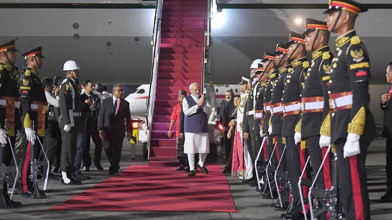 PM Narendra Modi arrives at the Jakarta Convention Centre.