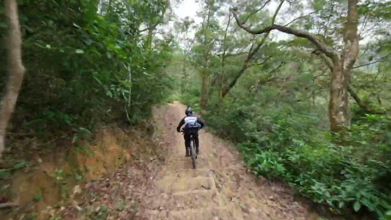 DJI NEO 2。法國仔 仙霞 ,炸機炸到暈，但係其實部飛機已經飛得幾好要諗辦法就下部機先至跟到，因為同第一代唔同