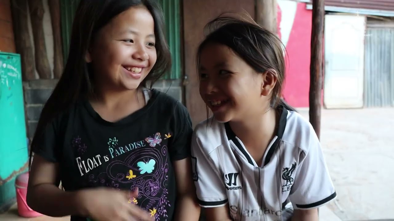 De vackraste julsångerna: Tvillingflickornas liv i Thailand