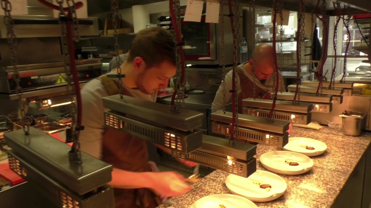 Service at the 3 Michelin star La Vie
