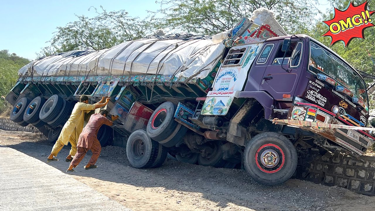 Pakistani Truck Accident! Trailer Crashed on Footpath – Mechanic Rebuilds Everything on Road