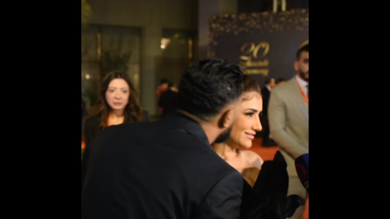 قبــ ــلة و حضـــ ــن محمد سامي يفاجئ مي عمر بوـــ ــسه امام الكاميرات