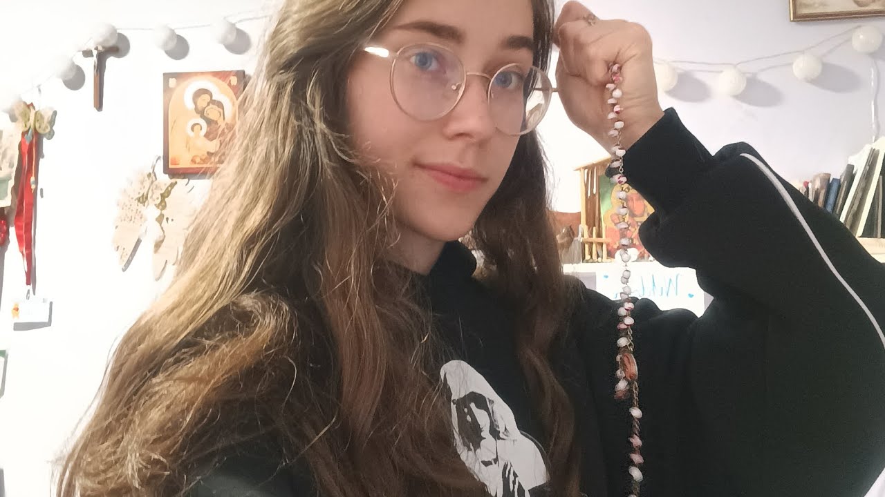 W bluzie @anmari.music. Jakże pięknie pasuje do modlitwy!