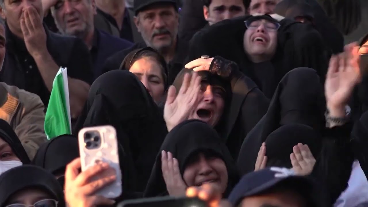 Teheran, vajtime për vrasjen e Khameneit. Pjesëmarrësit godasin veten dhe shkulin flokët