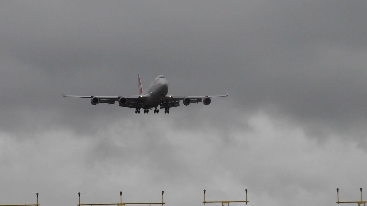 Crosswind Landing best touchdown technique Virgin Atlantic 747-400