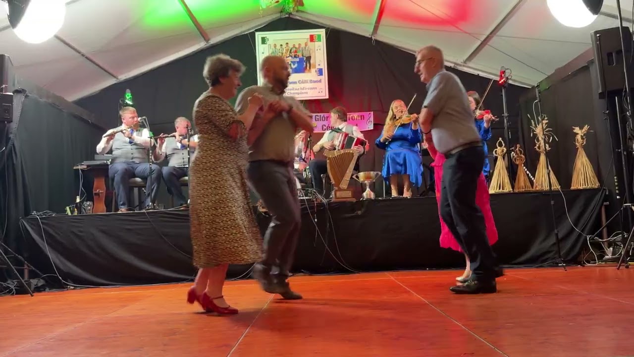 Féile Airneáin Chill Damhnait 2025 - Glór na dTonn Céilí Band with the Kildownet Half Set