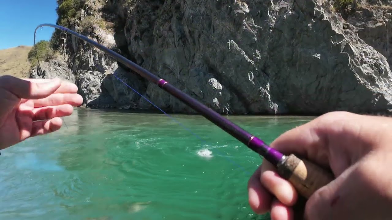 Pêche de la truite dans des gorges magnifiques 