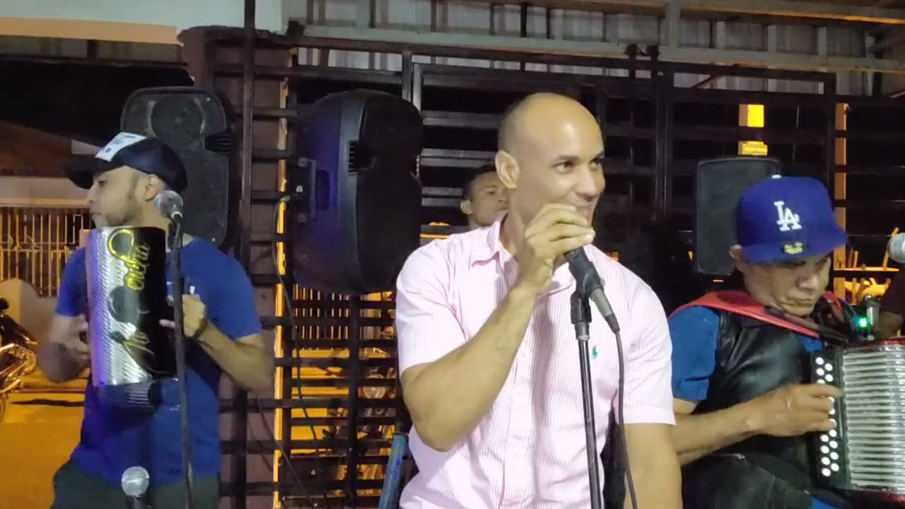 Asta donde le dicen sirilo delvis güira tocando y la percha güira cantando