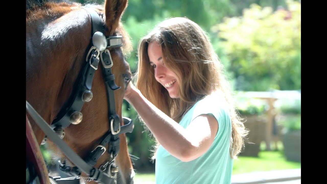 Alizé Cornet enjoys horse-drawn carriage ride through Gstaad | Gstaad 2018
