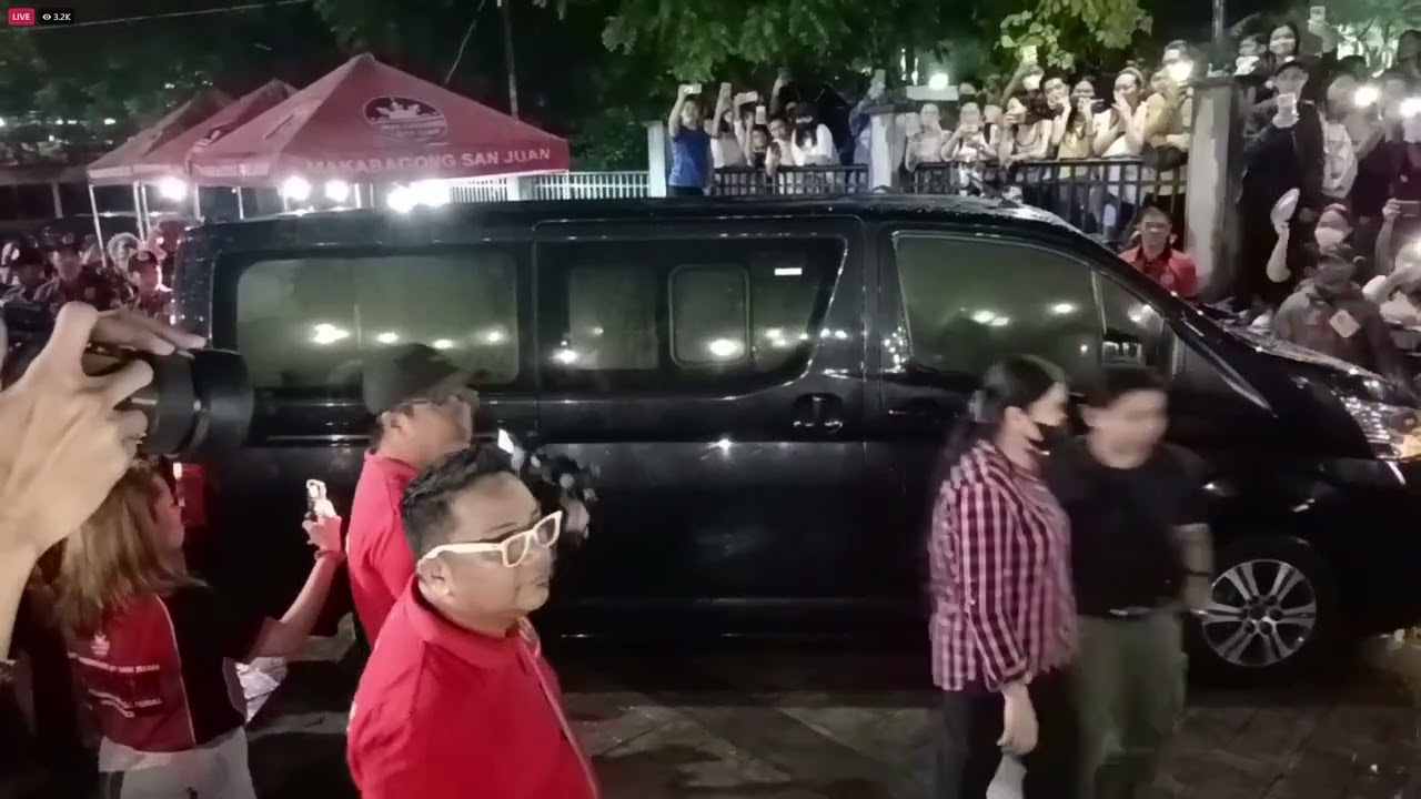 SB19 arrives at the Wish Bus Roadshow in San Juan City!😭😭😭
