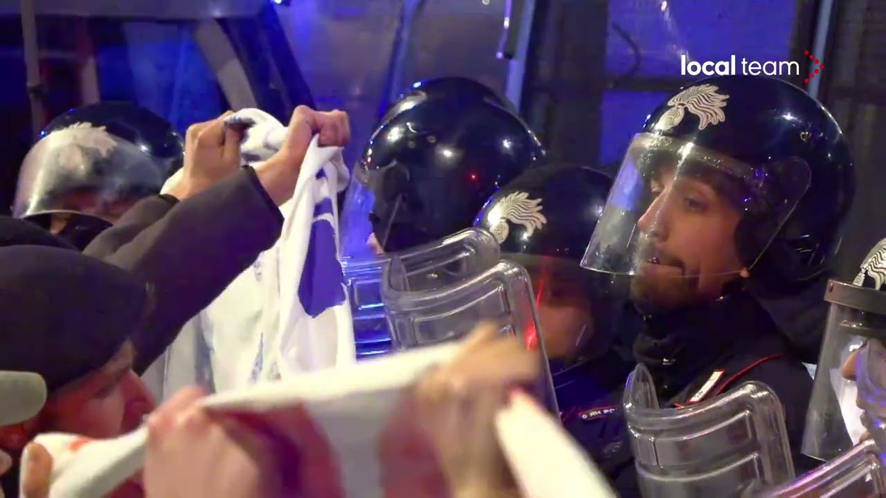 Roma, gli anarchici provano a muoversi in corteo ma sono circondati dalla polizia