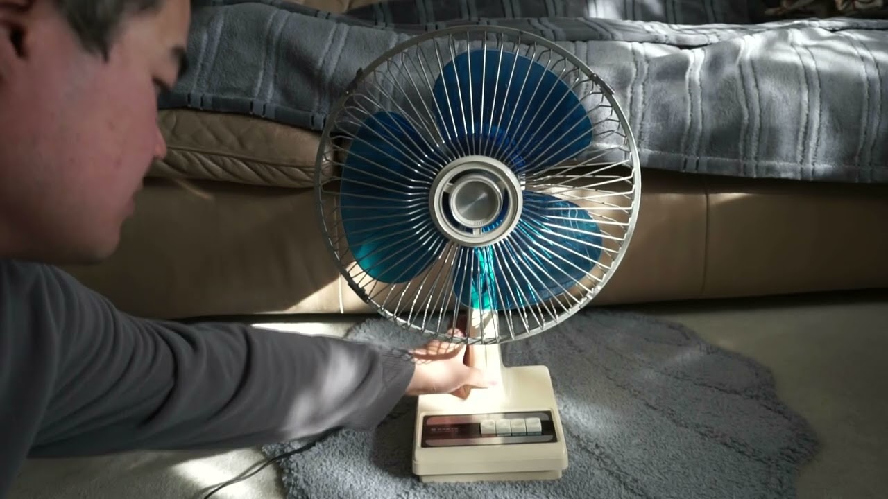 12-дюймовый синий настольный вентилятор Sanyo с осциллирующим эффектом, 1970-е годы