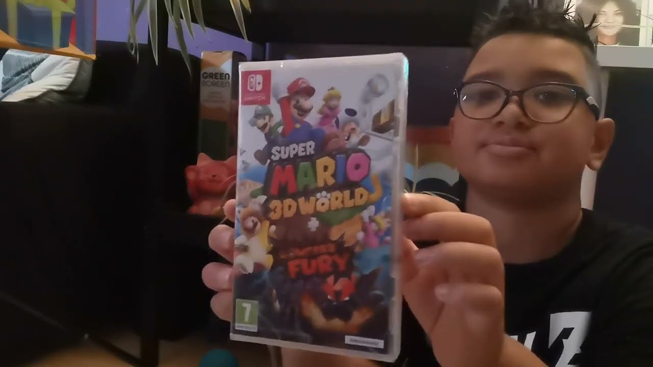 Mijn broertje pakt kadootjes uit en naar de Kermis.