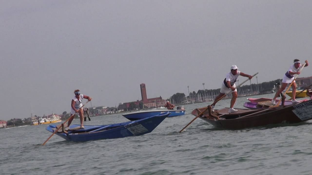 2016 07 24 Murano donne su pupparini a un remo