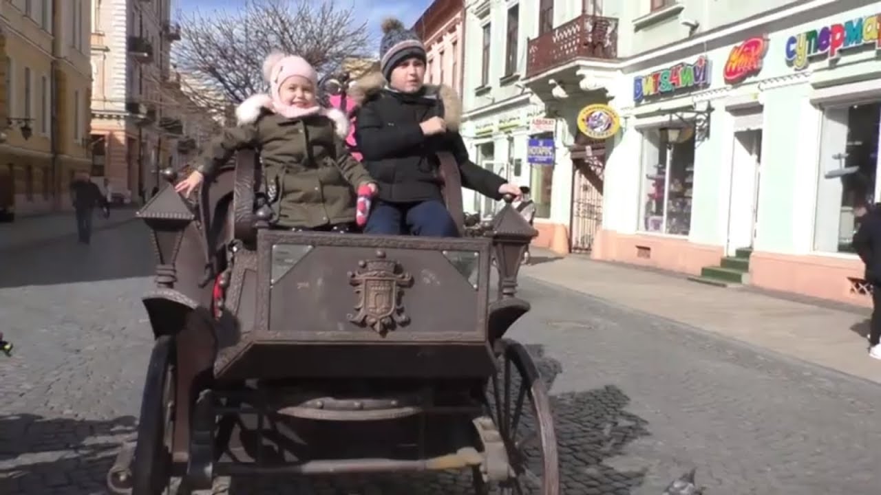 ЧЕРНОВЦЫ Прогулка по улице Ольги Кобылянской кованая карета румынская кухня