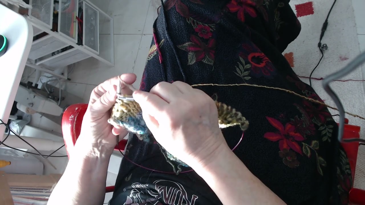 KNITTING WITH LUMPY HANDSPUN #continentalknitting #handspunyarn