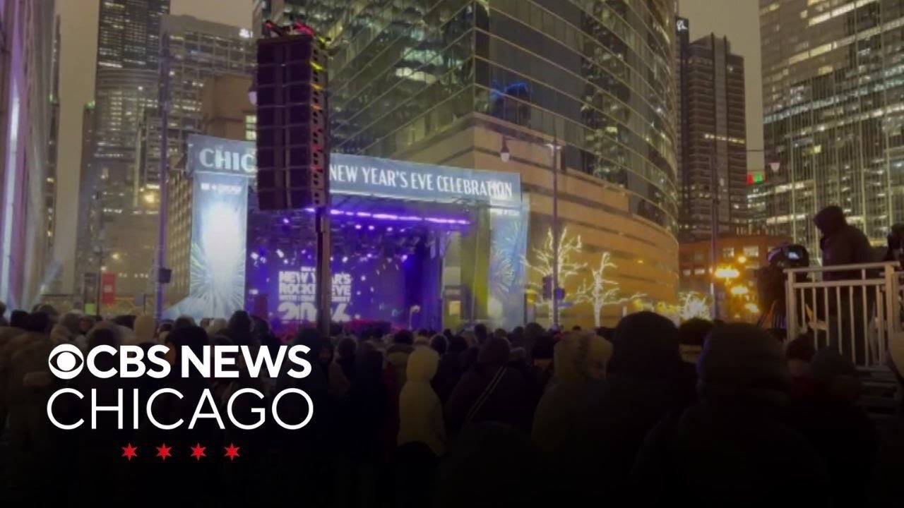 Thousands pack Chicago River for New Year's Eve festivities