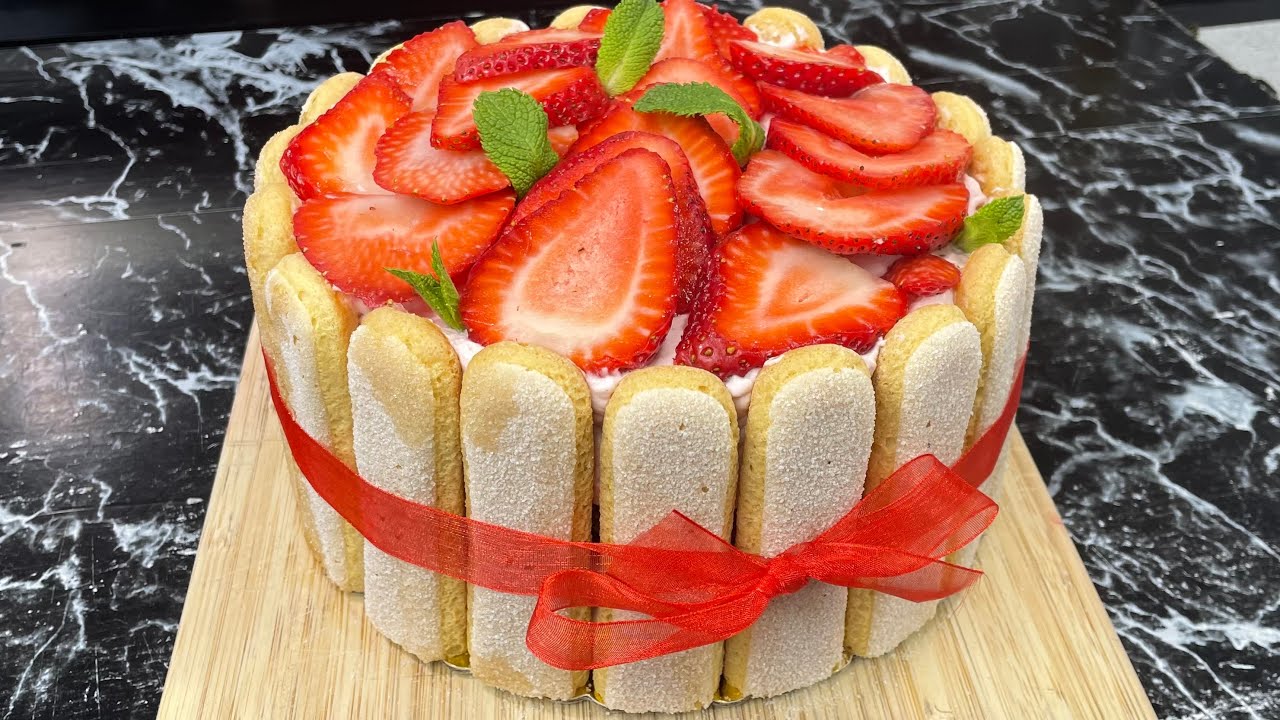 C'est si facile de faire une CHARLOTTE AUX FRAISES 🍓 Voici la recette authentique étape par étape