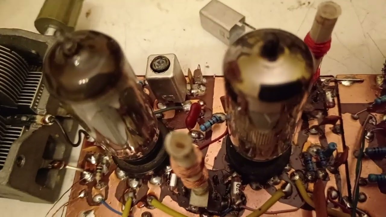 AM Tube (valve) radio receiver. A simple MW superheterodyne using PCL85, EF80  and ECH84 glowbugs.