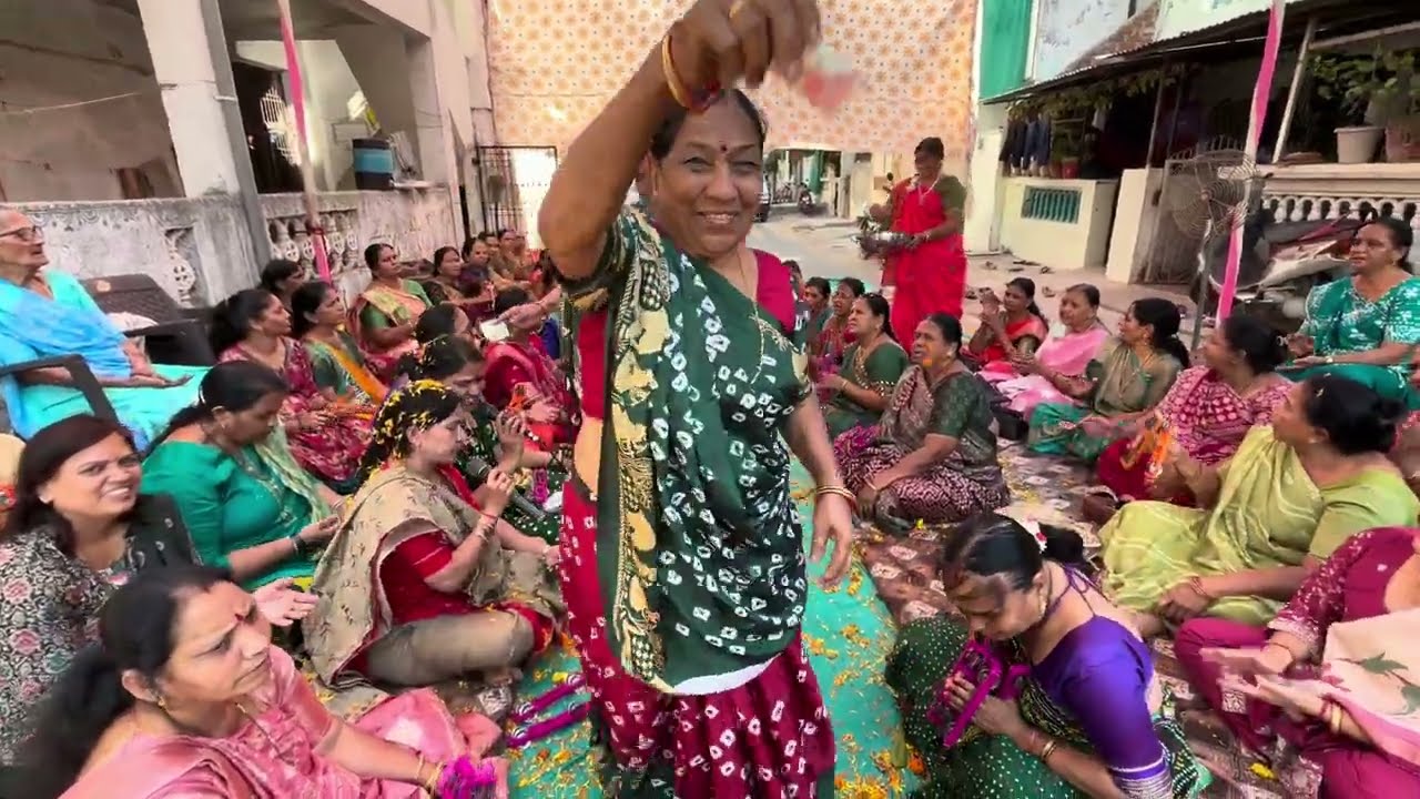 લખેલું છે 🌷આવી નવી ગોપીઓ ના સુંદર રાગ👌👌🌷6352384137