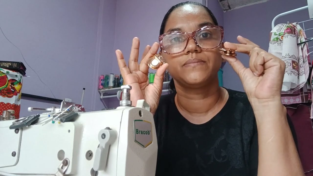 Costurando uma bolsa .