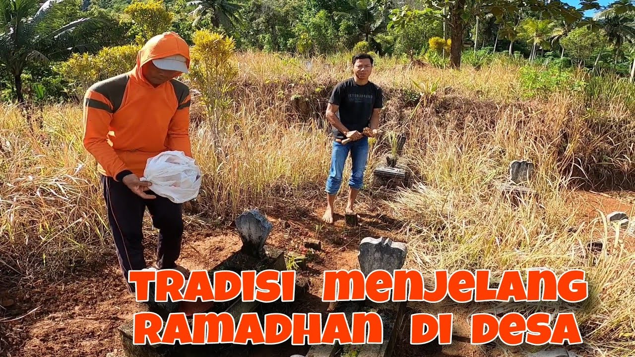 Ziarah kubur para leluhur menjelang bulan suci ramadhan di desa / kampung indah di desa