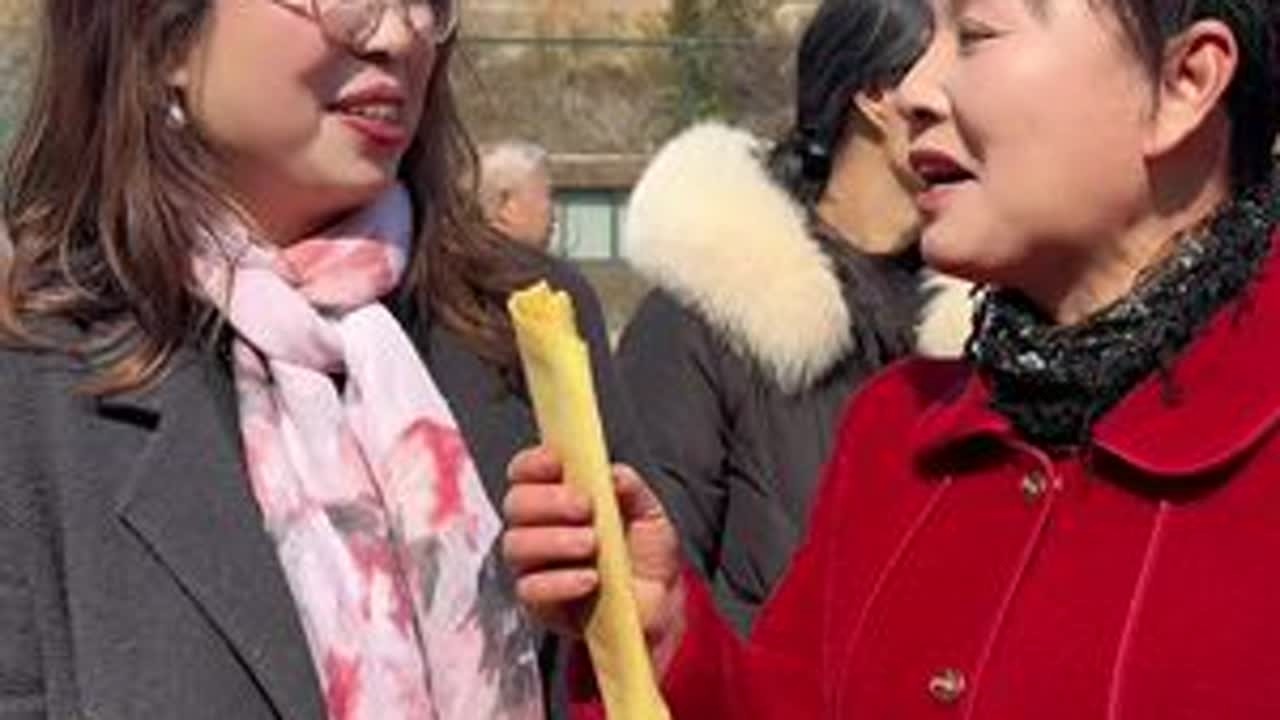 挂帘山的年味拉满啦！腰鼓阵阵、村晚热闹，烟火升腾里，全是老百姓蒸蒸日上的好日子～ 从村晚的欢歌笑语，到满村的热闹祥和，藏着最真实的幸福，愿咱老百姓的生活一直这般热气#创新样板县品质花园城新昌#创...