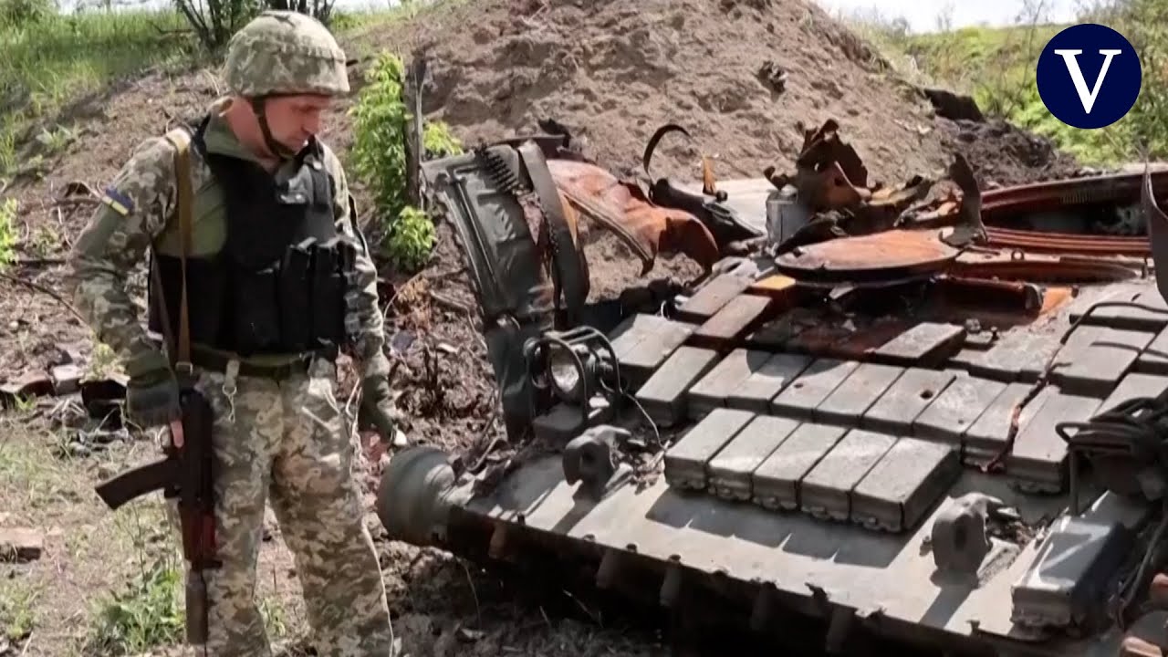 Explorando un tanque ruso destruido por fuerzas ucranianas en Donbass: 