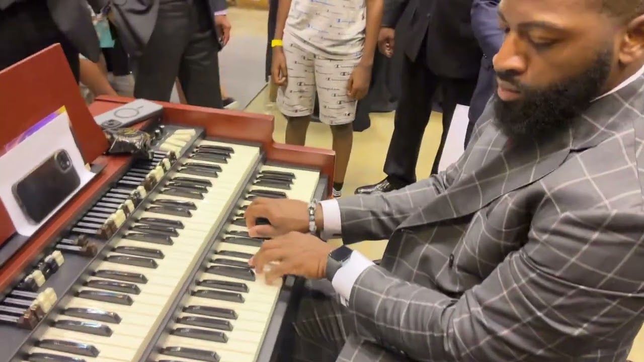 Pipe Organ Demonstration Viscount 273 Full Setup going through the Spintone 700 At AIM