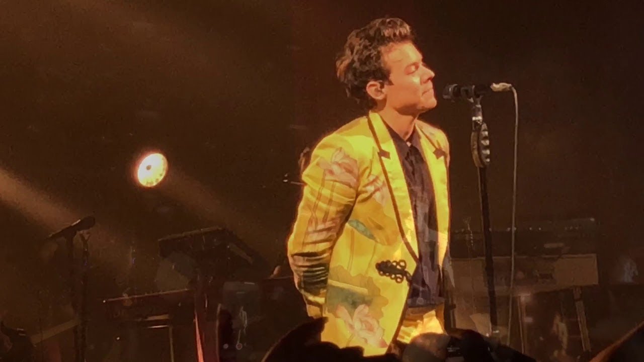 Harry Styles making crowd sing kiwi (WHOLE HALL SINGS!!), in Melbourne 2017