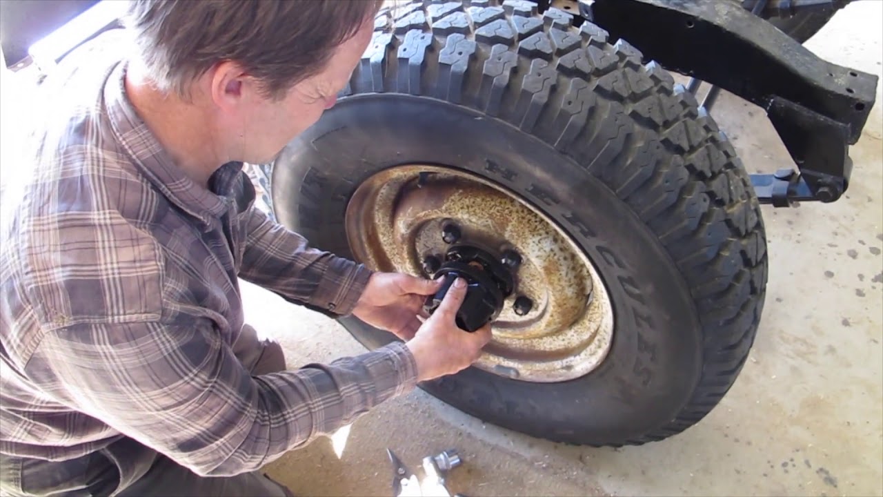 Landrover Series 2A Project- Hubs, diff, shock absorber & bulkhead restoration continues.