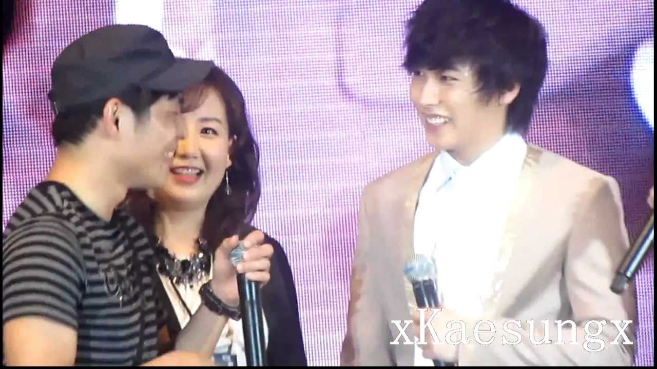 [HD] 110528 Super Junior in Malaysia - Sungmin hugged boy.