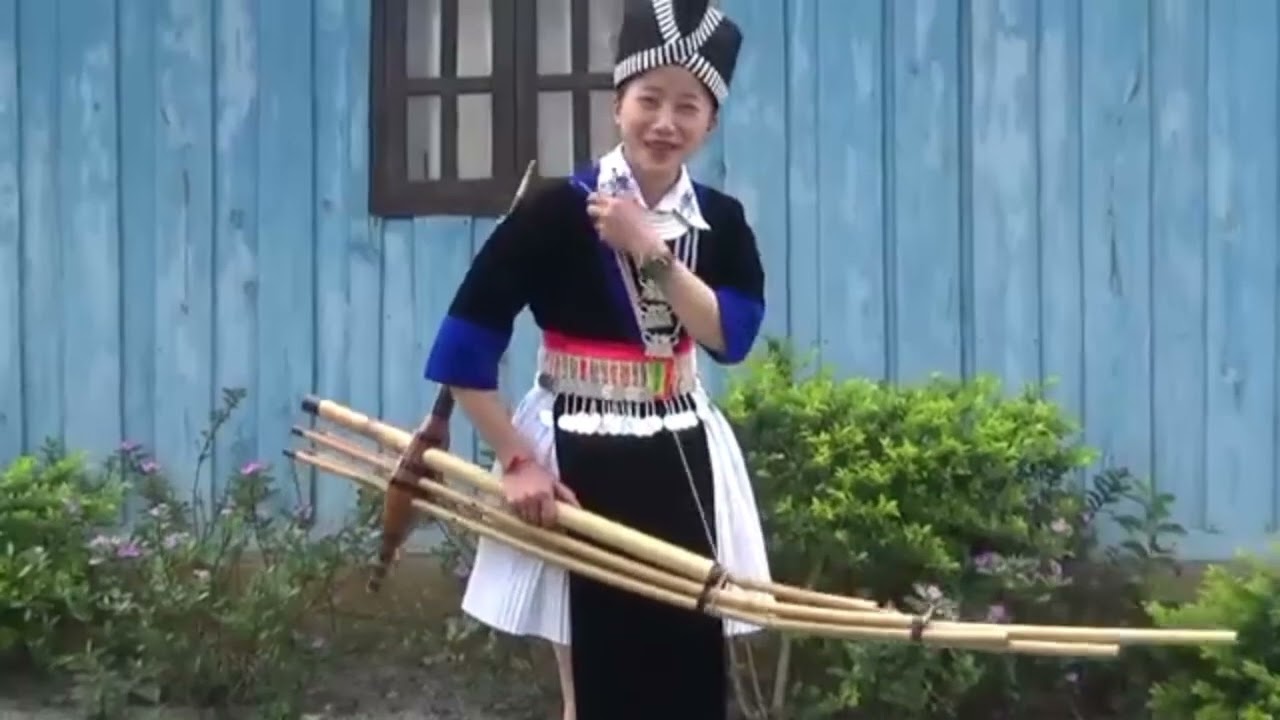 Nkauj ntxawm tshuab qeej nuj nrw ua si