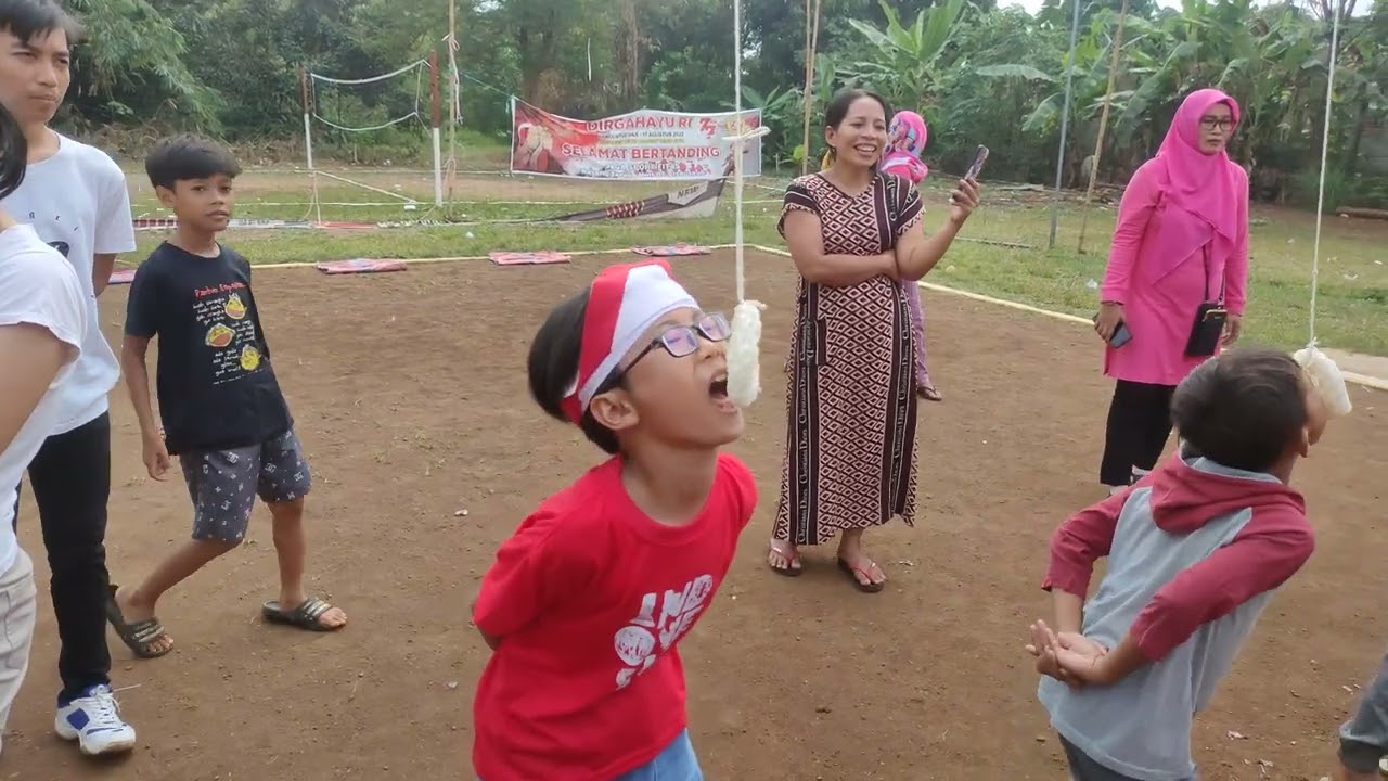 Serunya lomba makan kerupuk di acara agustusan ,, jibran syahir